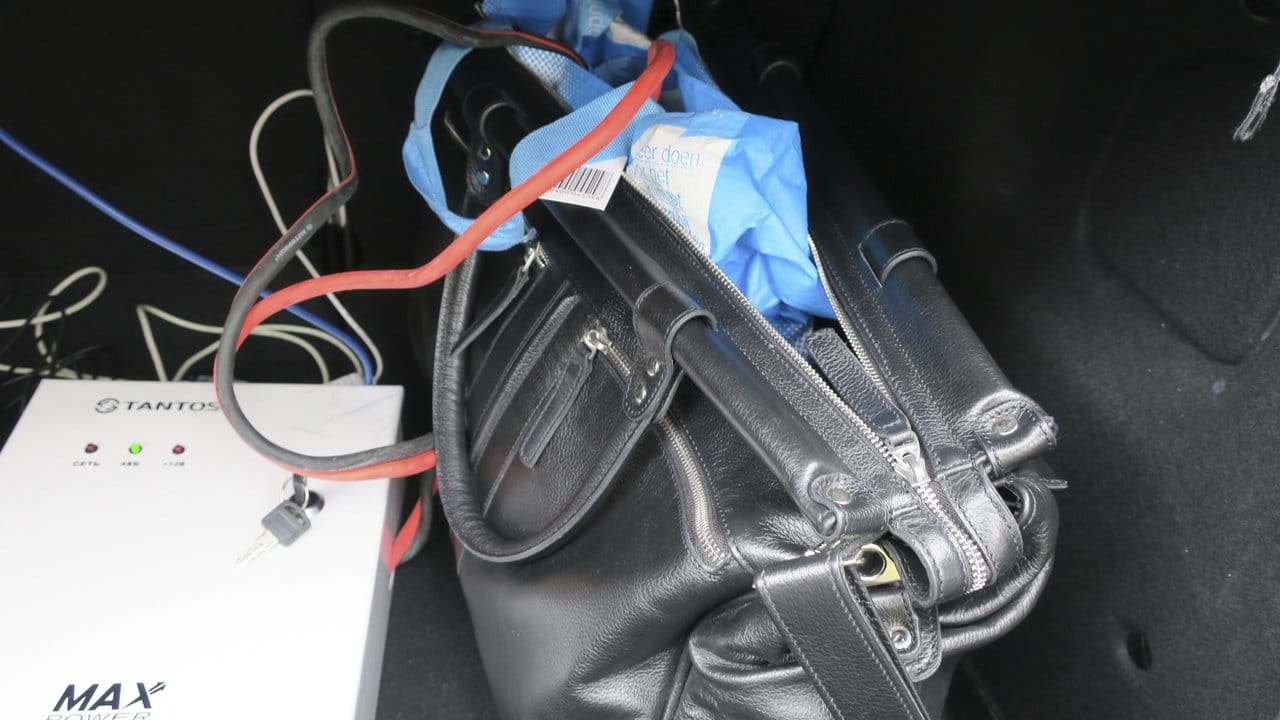 Diese Spezialgeräte für einen Hacker-Angriff wurden im Kofferraum eines Autos entdeckt.