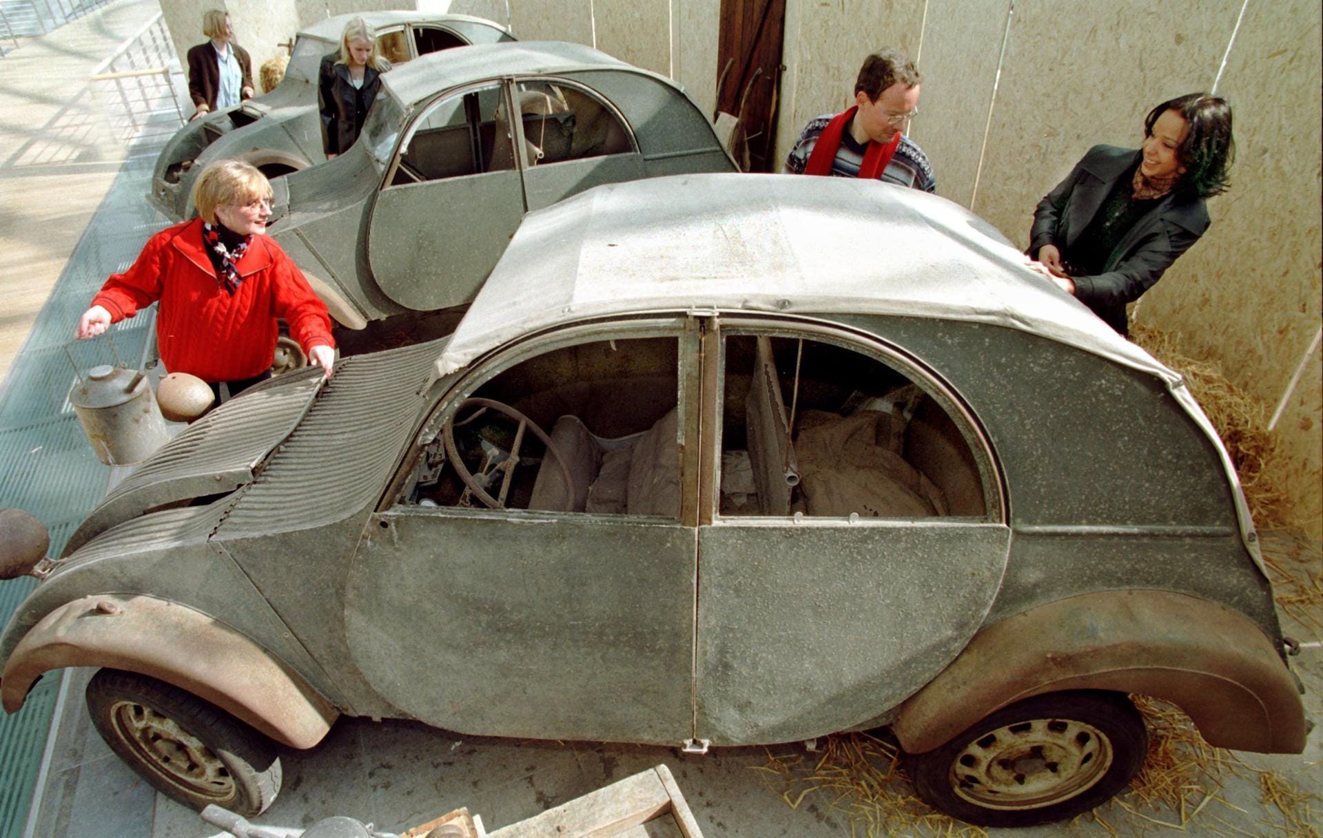 Drei unrestaurierte "Ur-Enten": Die Wagen vom Typ 2 CV des französischen Autoherstellers Citroen aus dem Jahre 1939 wurden auf einer Automesse in Leipzig erstmals außerhalb von Frankreich gezeigt.