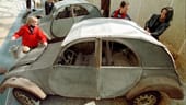 Drei unrestaurierte "Ur-Enten": Die Wagen vom Typ 2 CV des französischen Autoherstellers Citroen aus dem Jahre 1939 wurden auf einer Automesse in Leipzig erstmals außerhalb von Frankreich gezeigt.