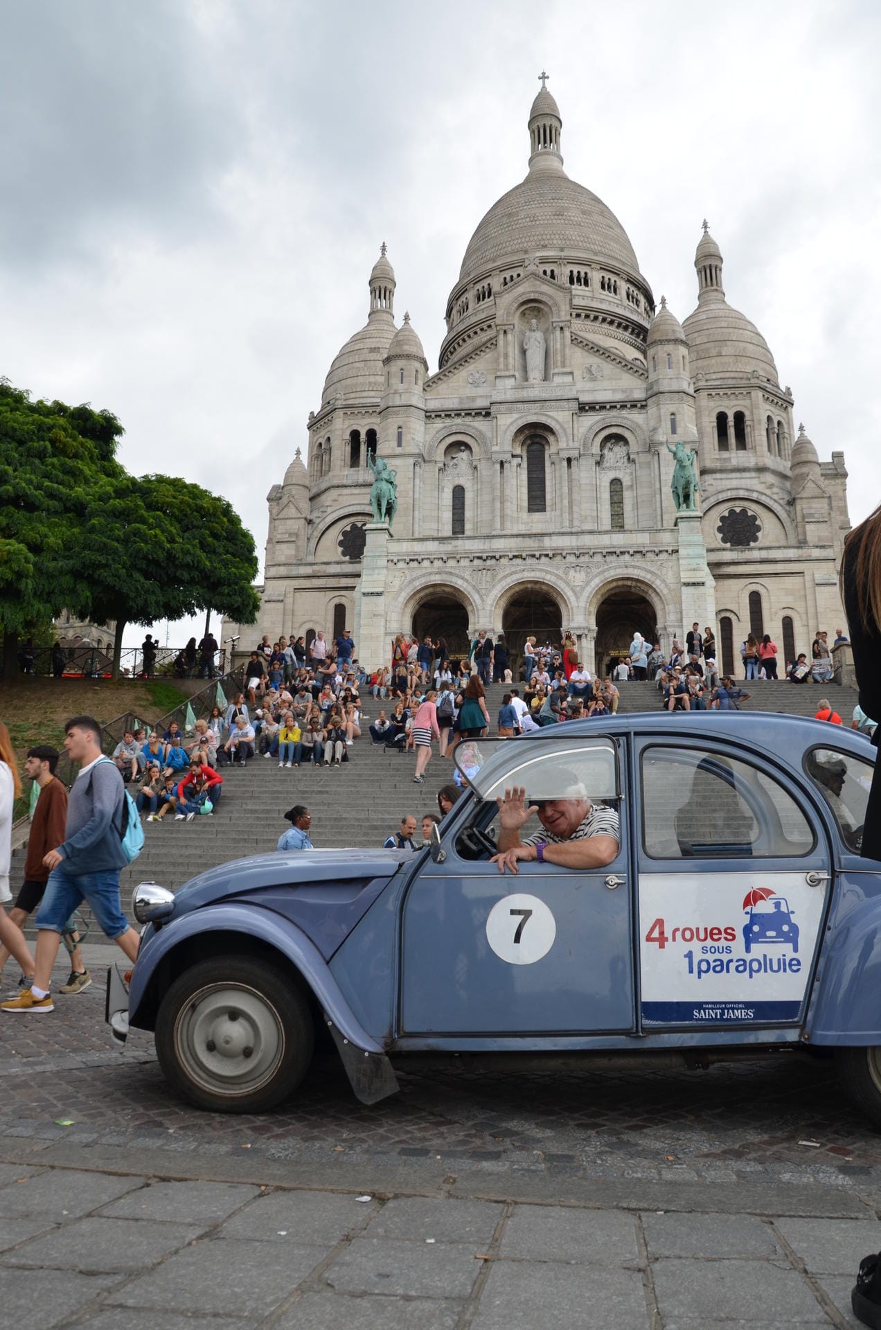 Robert Jullien, Fahrer beim Pariser Unternehmen "4 roues sous 1 parapluie": Die Firma bietet in Paris Rundfahrten im Citroën 2CV an.