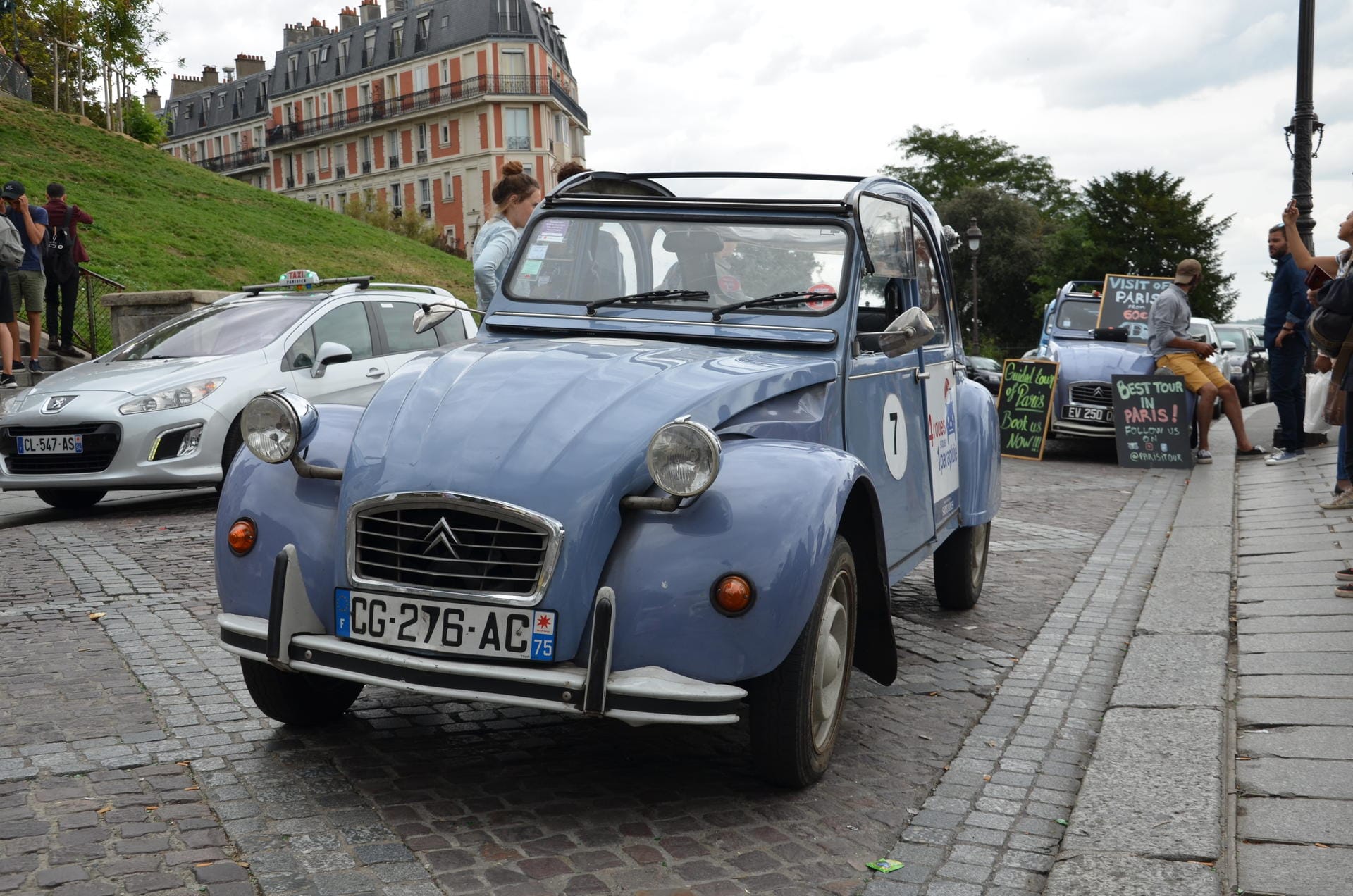 Ein Citroën 2CV: Die Ente wurde auch zum Filmstar: Louis de Funès stieg als "Gendarm von Saint-Tropez" ebenso in die Wackelkiste wie Roger Moore als James Bond im Film "In Tödlicher Mission".
