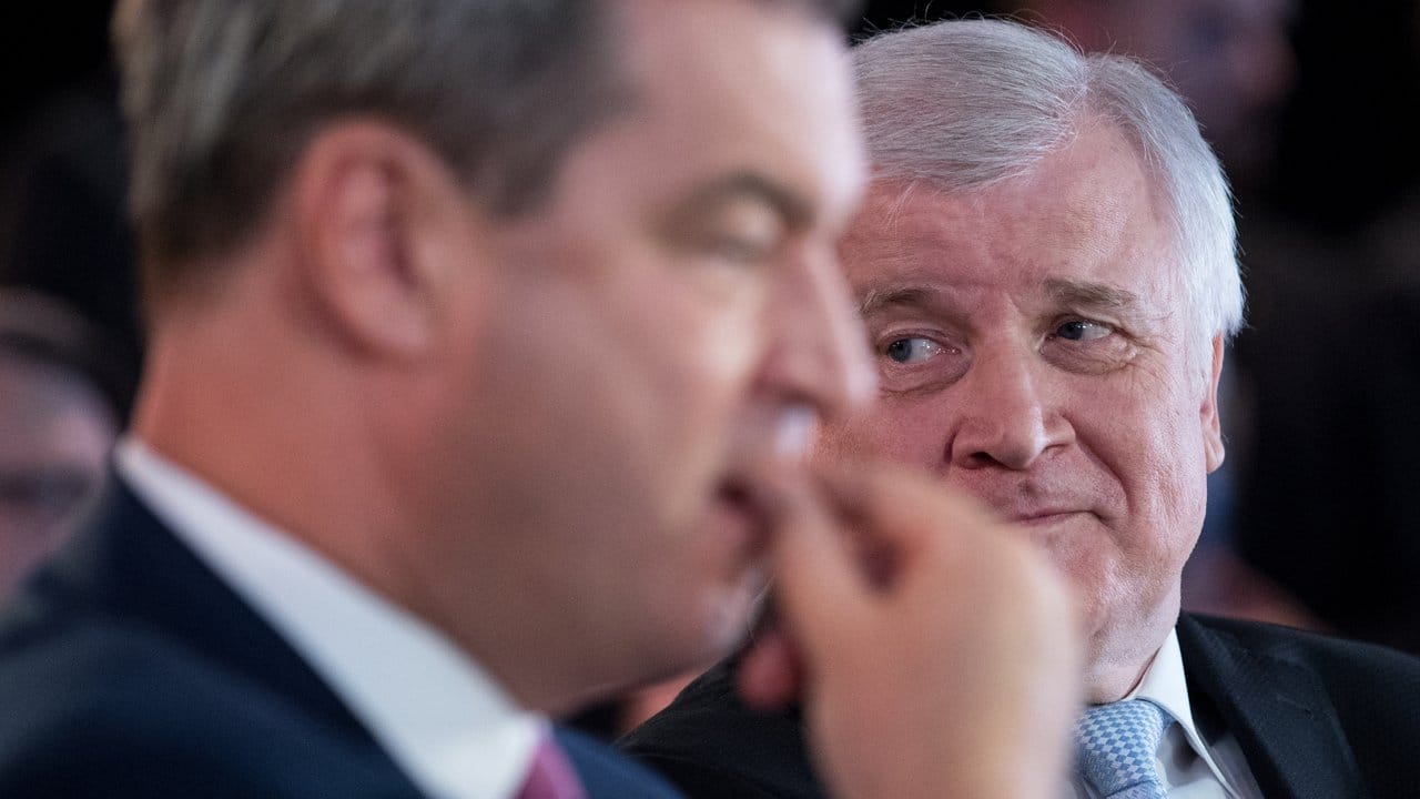 Ratlose Gesichter Bayerns Ministerpräsident Markus Söder und Innenminister Horst Seehofer erleben in den Umfragen zur Landtagswahl einen beispiellosen Absturz.
