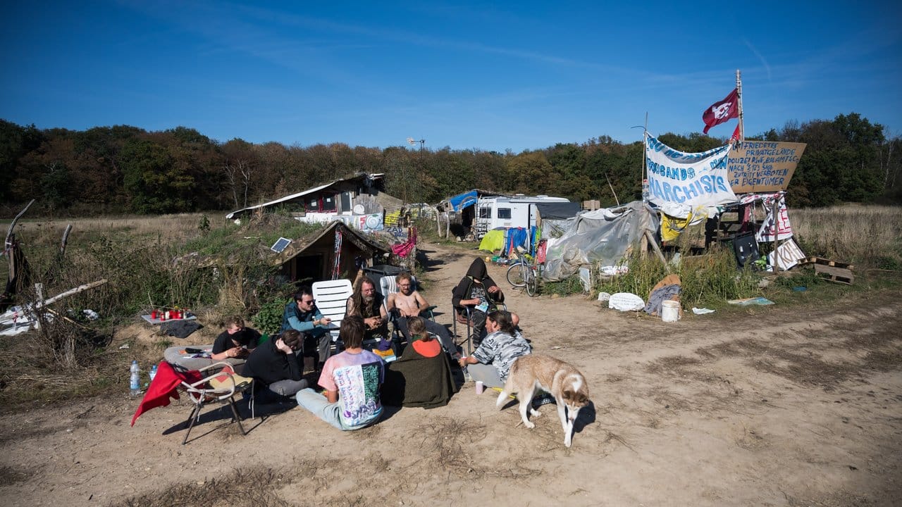 Aktivisten sitzen vor dem Wiesencamp am Hambacher Forst.