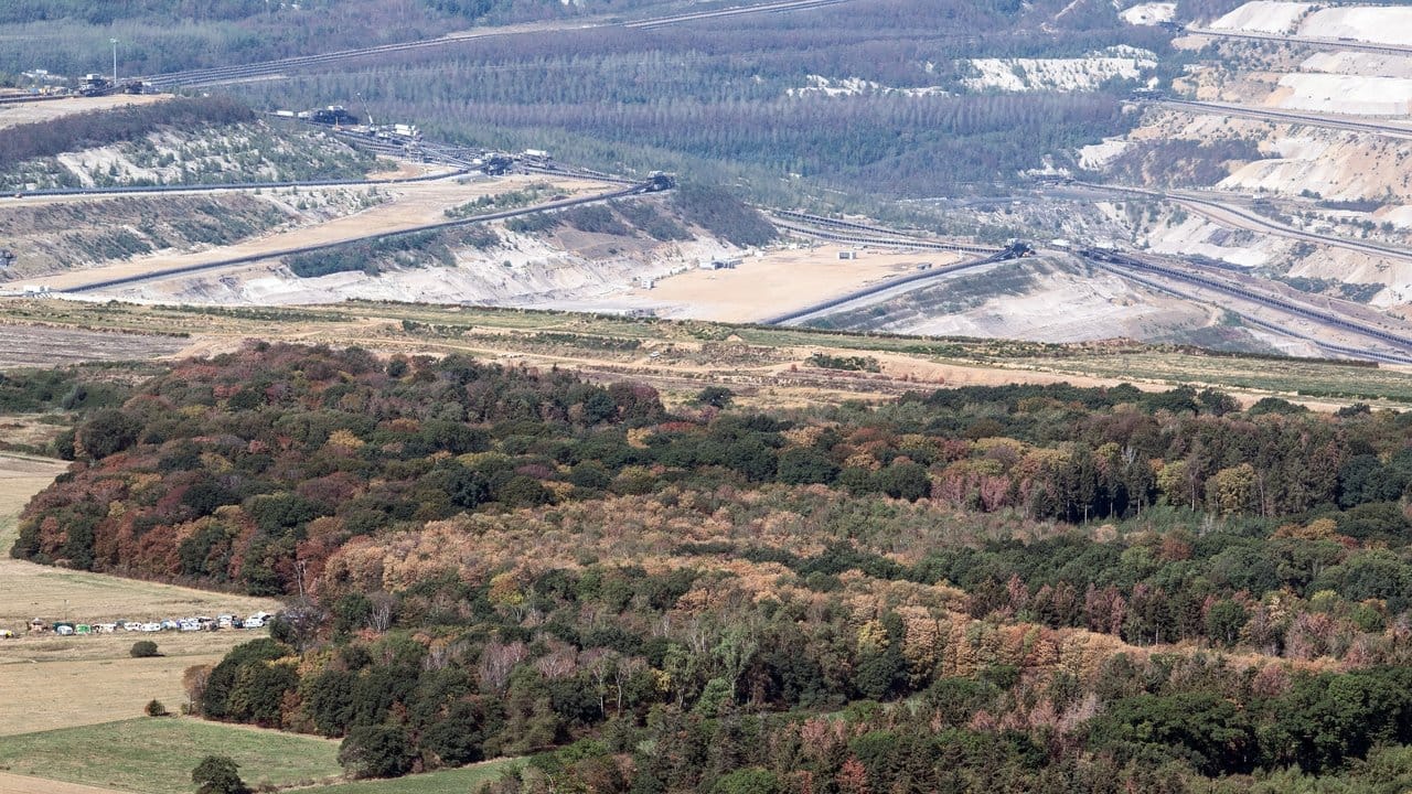 Der Tagebau Hambach schiebt sich immer näher an den Rest des Hambacher Forstes heran.