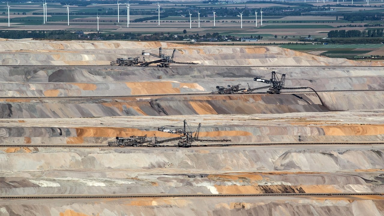 Im Tagebau Hambach arbeiten Bergbaumaschinen.
