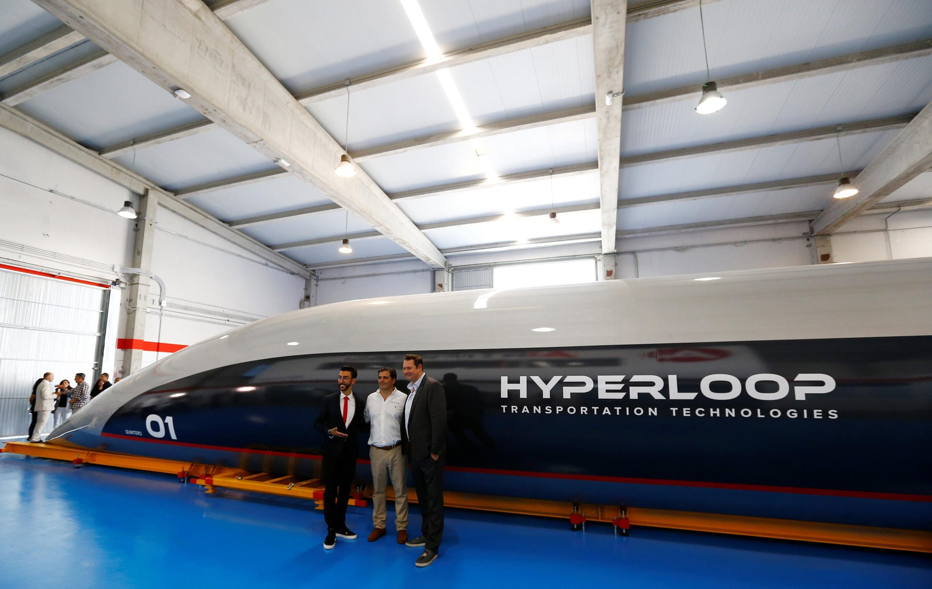 Dirk Ahlborn (rechts), der Firmengründer von "Hyperloop Transportation Technologies", hat die erste Hyperloop-Transportkapsel in Spanien präsentiert.