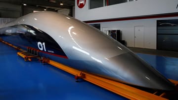 Der Hyperloop soll Reisende mit mehr als tausend Stundenkilometern Geschwindigkeit transportieren.