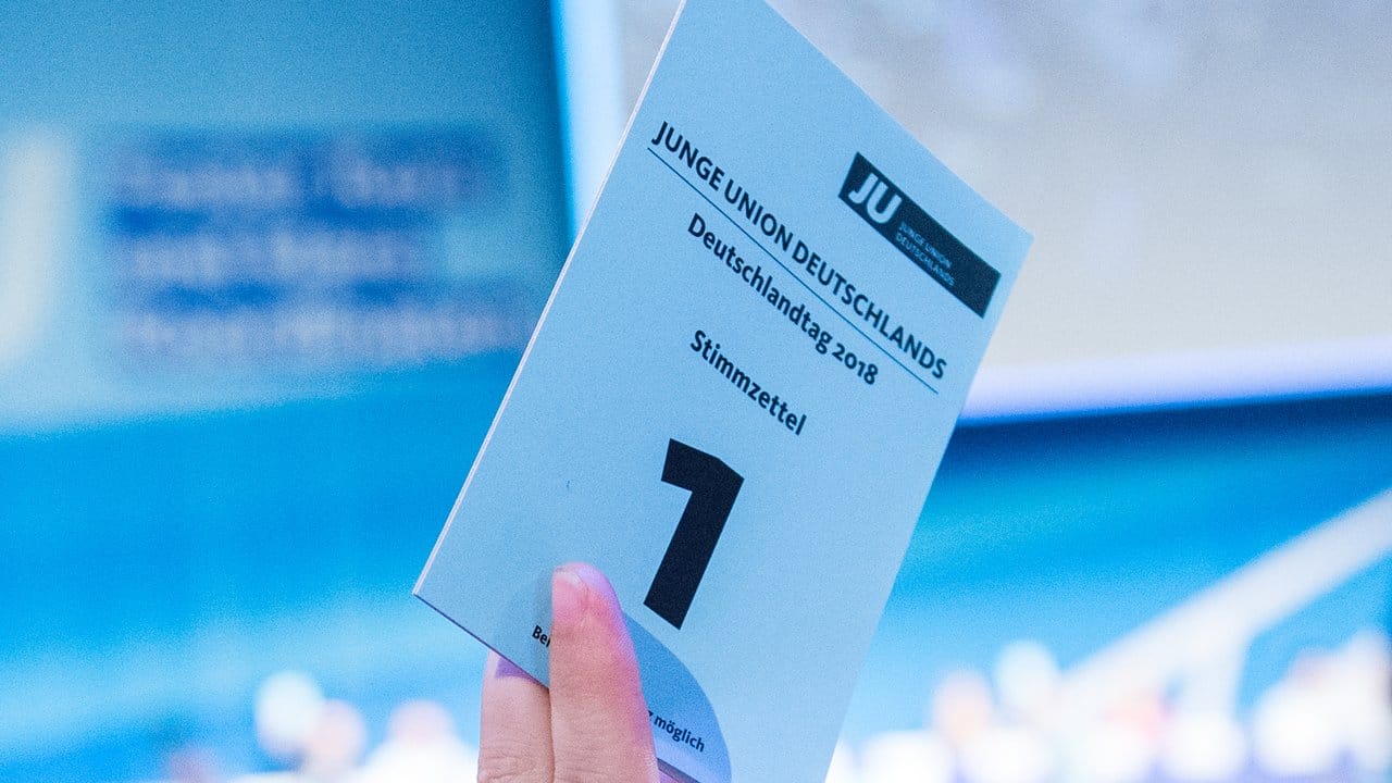 Ein Stimmzettel wird während des Deutschlandtags der Jungen Union (JU) hochgehalten.