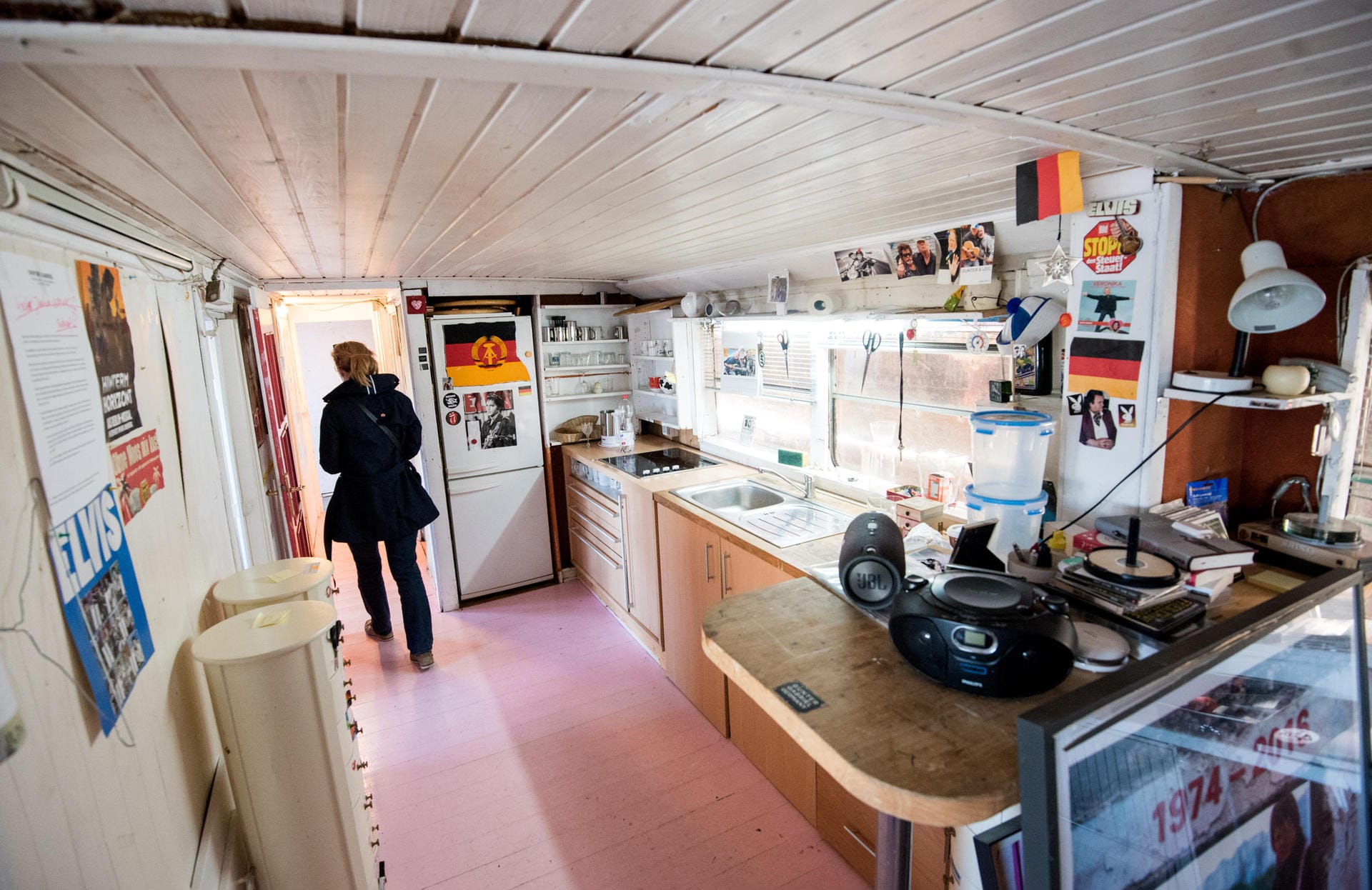 Überall Erinnerungen an den verstorbenen Sänger: Blick in die Küche des Hausbootes.