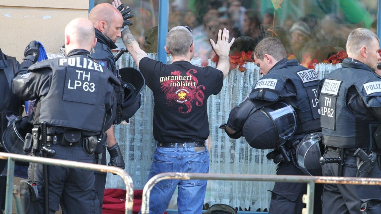 Ein Besucher wird vor Beginn eines Rechtsrock-Konzerts in Apolda von der Polizei kontrolliert. Ein Besucher wird vor Beginn eines Rechtsrock-Konzerts in Apolda von der Polizei kontrolliert.