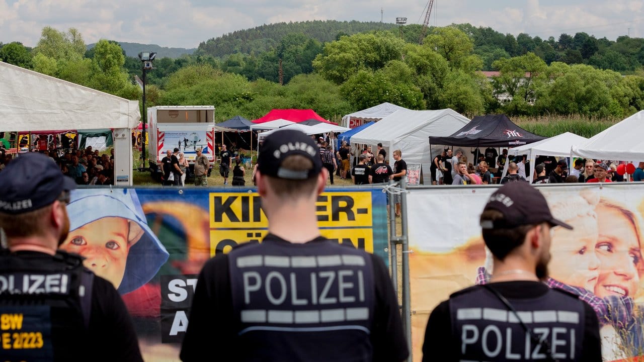Polizeibeamte stehen vor dem Gelände des Rechtsrock-Festivals "Tage der nationalen Bewegung". Polizeibeamte stehen vor dem Gelände des Rechtsrock-Festivals "Tage der nationalen Bewegung".