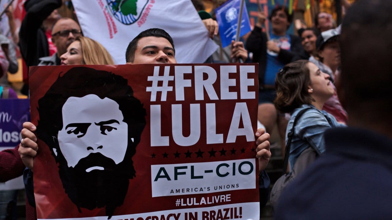 Ein Unterstützer der Arbeiterpartei fordert die Freilassung des immer noch populären Ex-Präsidenten Lula da Silva.