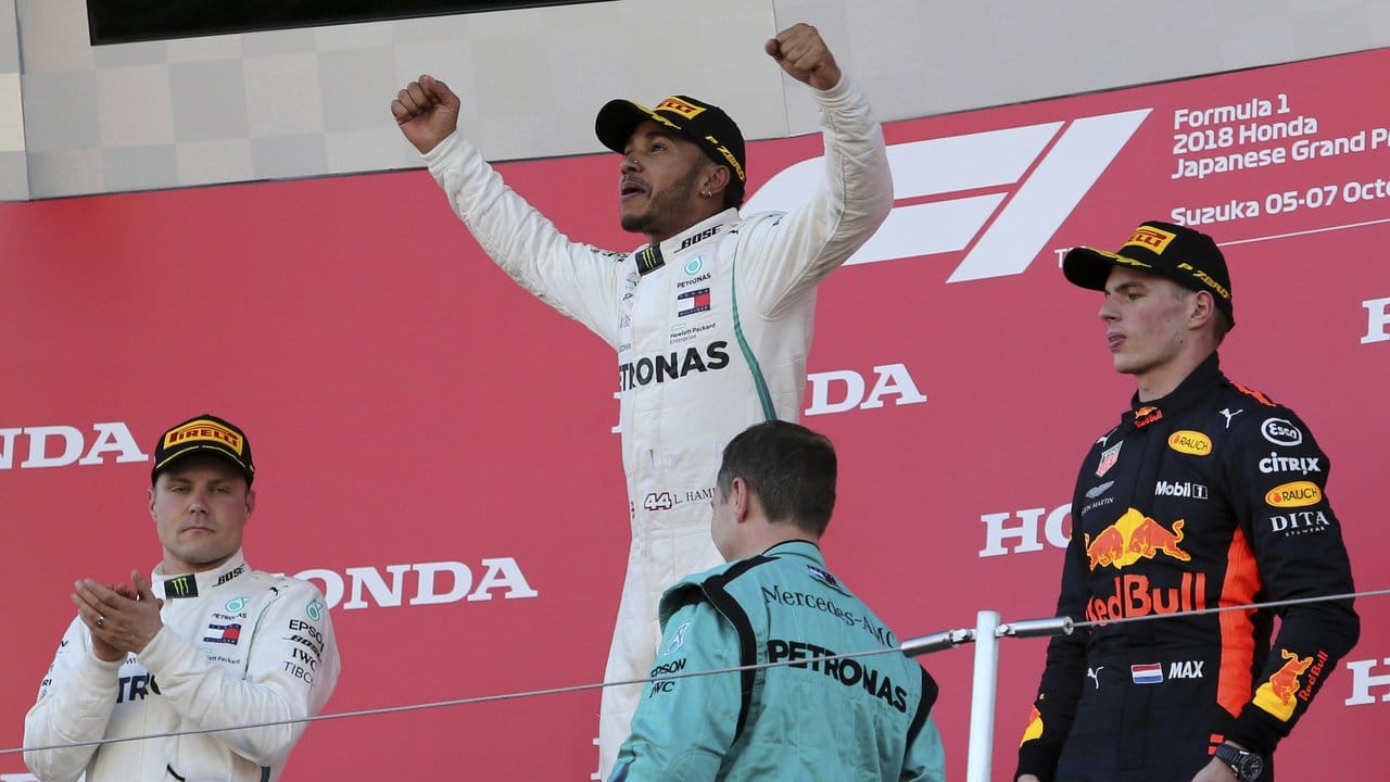 Lewis Hamilton (M) siegte in Suzuka vor Valtteri Bottas (l) und Max Verstappen.