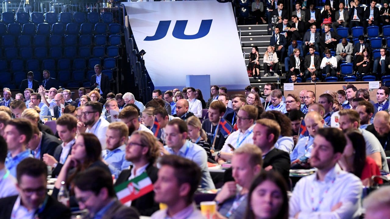 Delegierte sitzen beim Deutschlandtag der Jungen Union (JU) in der Kieler Sparkassenarena.