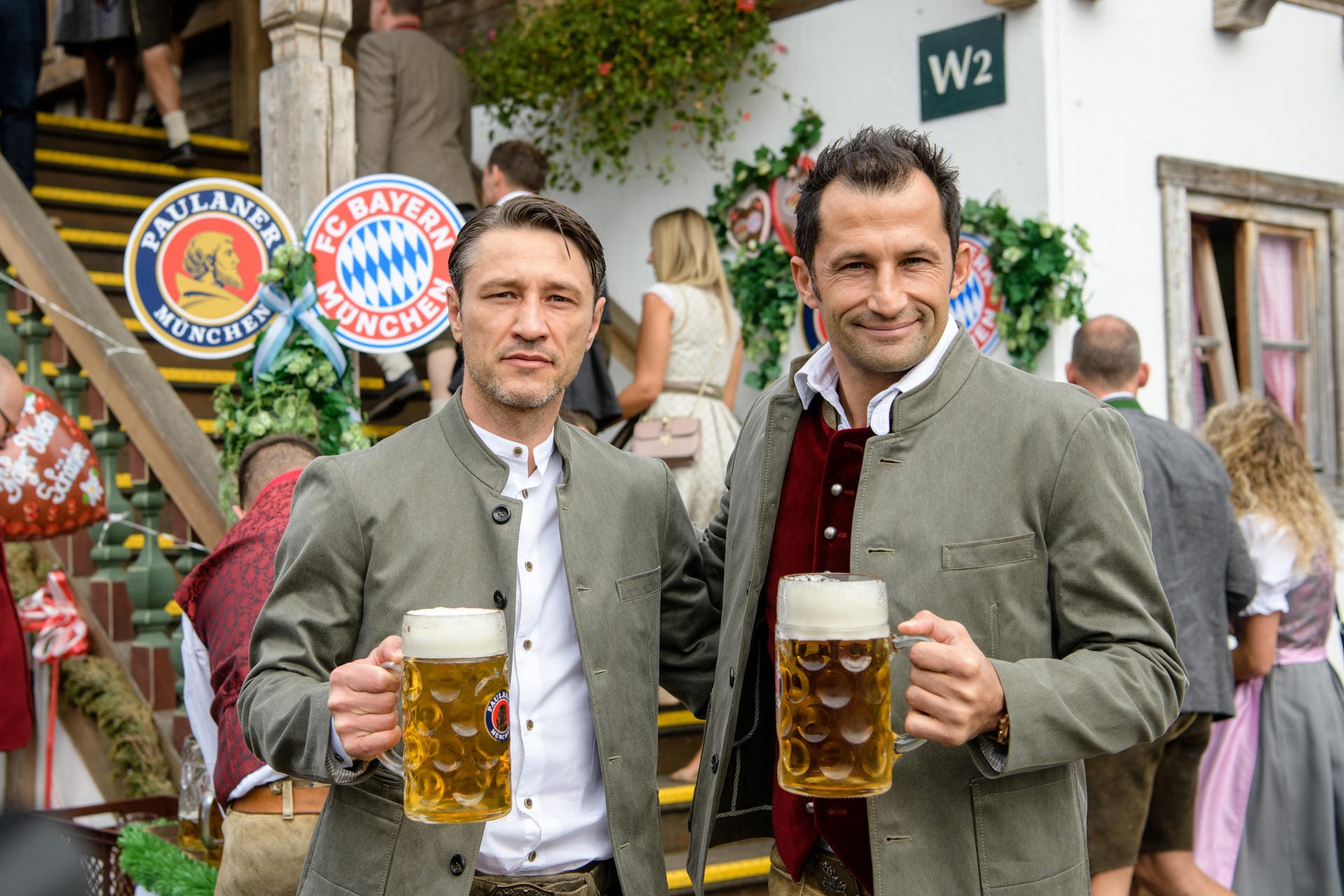 Niko Kovac, Trainer vom FC Bayern München (l), und Sportdirektor Hasan Salihamidzic kommen in das Käferzelt auf dem Oktoberfest auf der Theresienwiese.