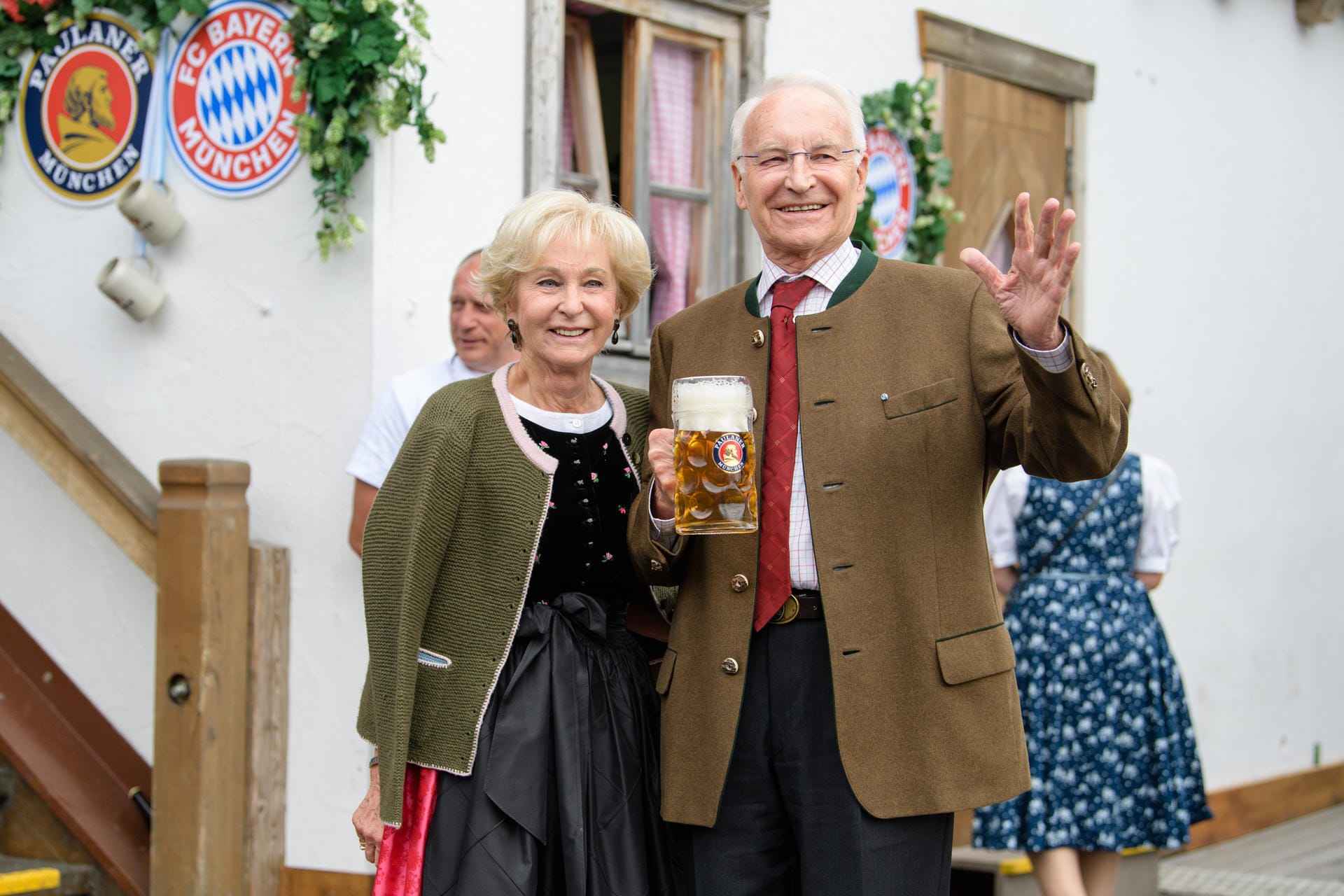Edmund Stoiber, ehemaliger CSU-Vorsitzender, kommt mit seiner Frau Karin.