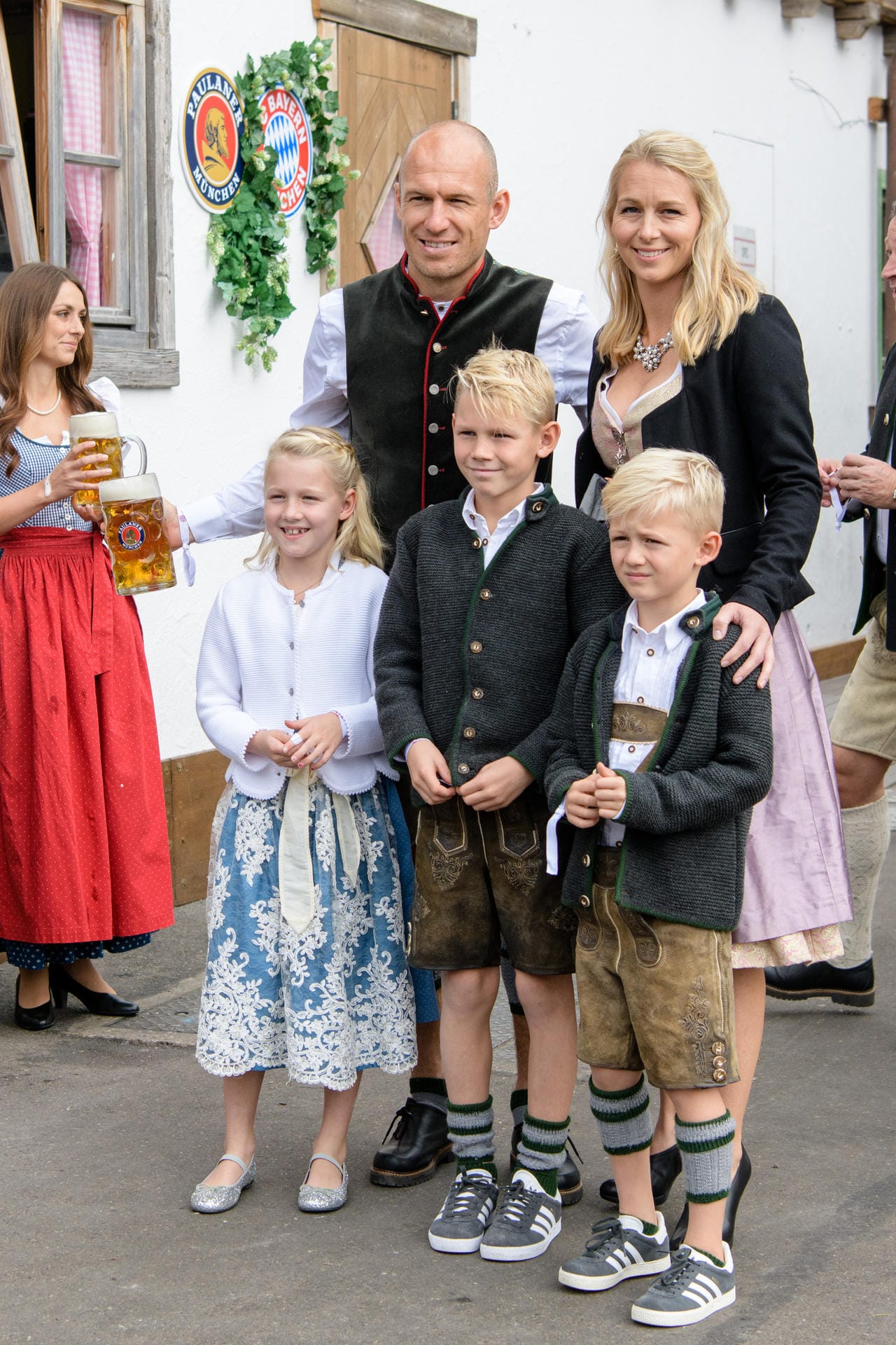 Arjen Robben mit seiner Frau Bernadien Eillert und den gemeinsamen Kindern Lynn, Luka und Kai.