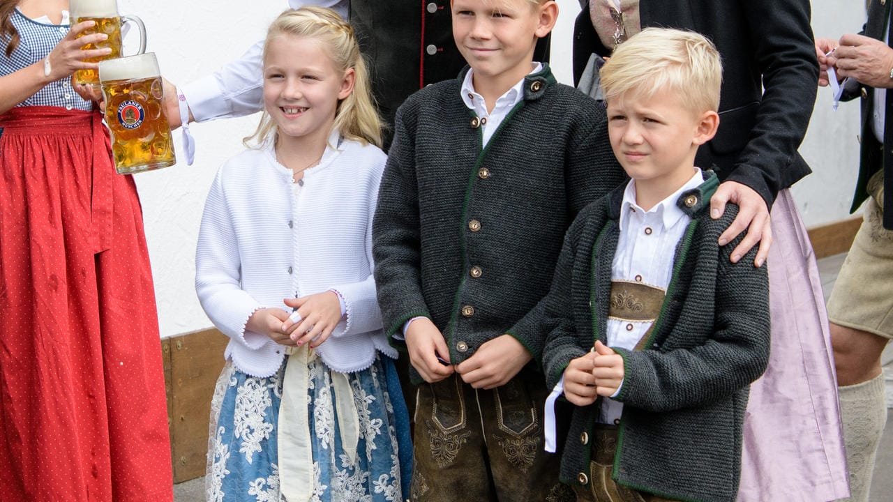 Arjen Robben mit seiner Frau Bernadien Eillert und den gemeinsamen Kindern Lynn, Luka und Kai.