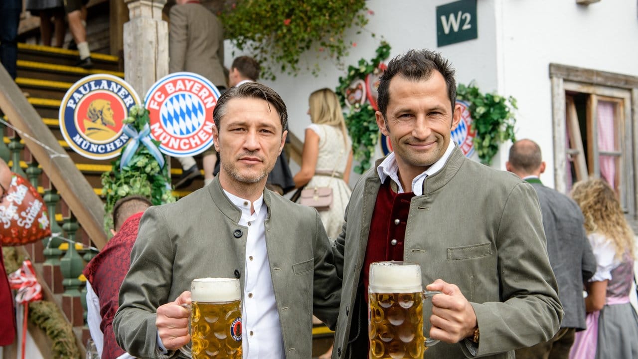 Niko Kovac, Trainer vom FC Bayern München (l), und Sportdirektor Hasan Salihamidzic auf dem Oktoberfest.