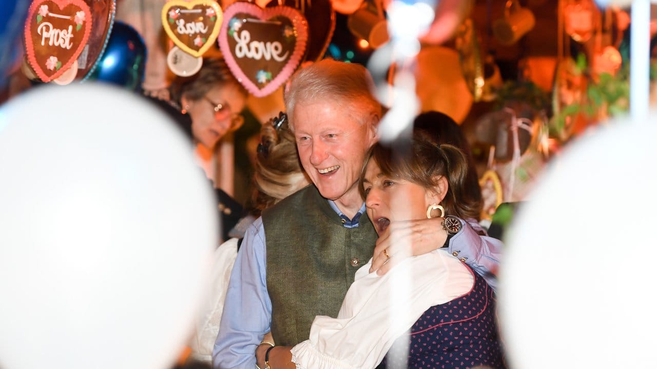 Bill Clinton, früherer Präsident der USA, im Käfer-Festzelt auf dem Oktoberfest.