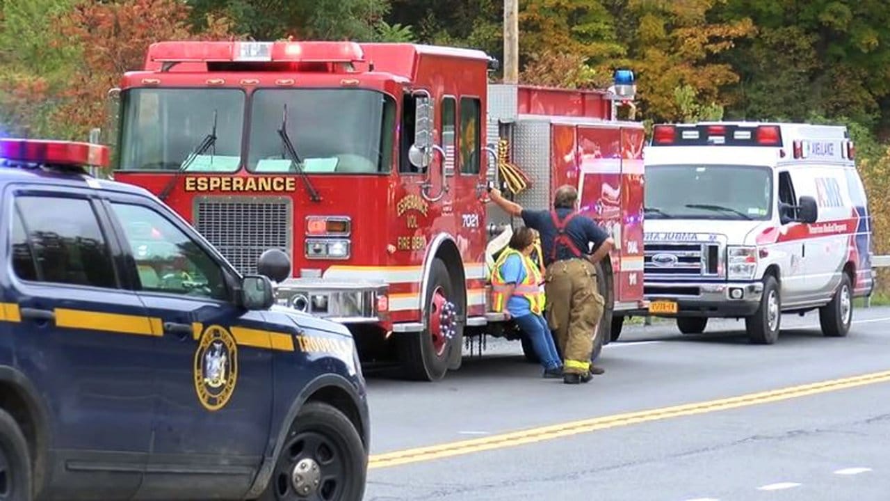 Rettungskräfte am Unfallort bei Schoharie im US-Bundesstaat New York: 20 Menschen kamen ums Leben.