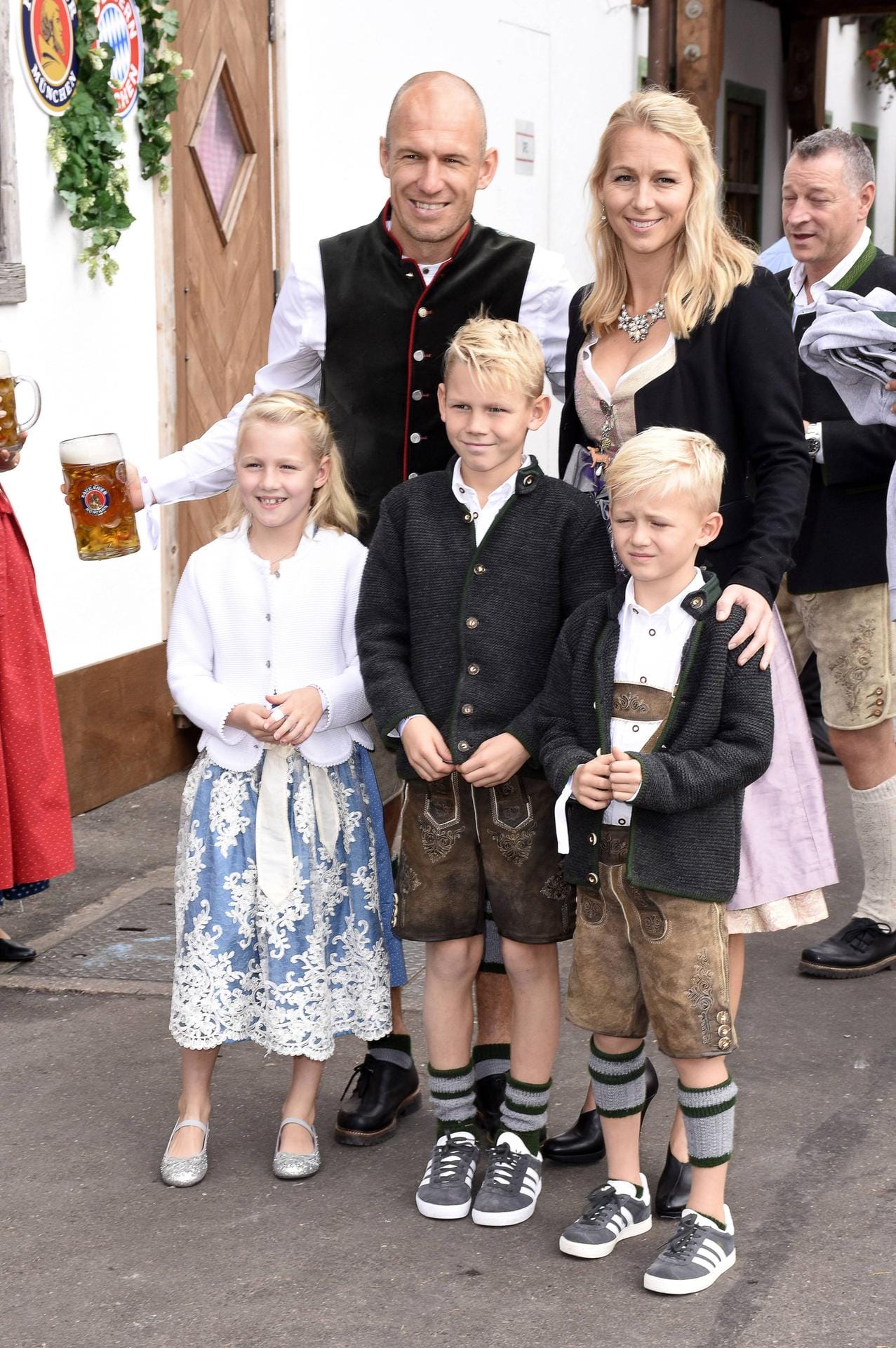 Arjen Robben mit Ehefrau Bernadien und Kindern Lynn, Luka und Kai