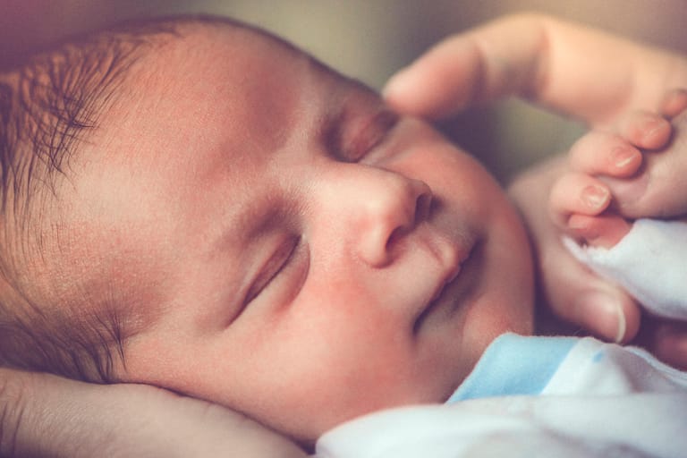Neugeborenes: Im Juli, August und September kommen besonders viele Babys auf die Welt.