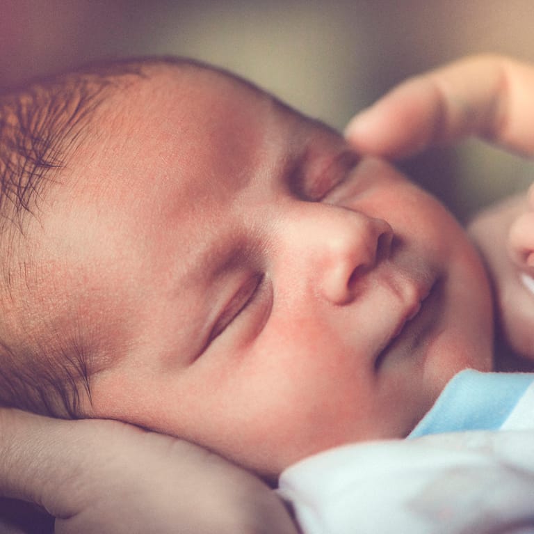 Neugeborenes: Im Juli, August und September kommen besonders viele Babys auf die Welt.