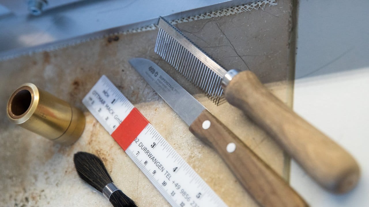 Typische Werkzeuge von Pinsel- und Bürstenmachern: Messer, Kamm und Metermaß.