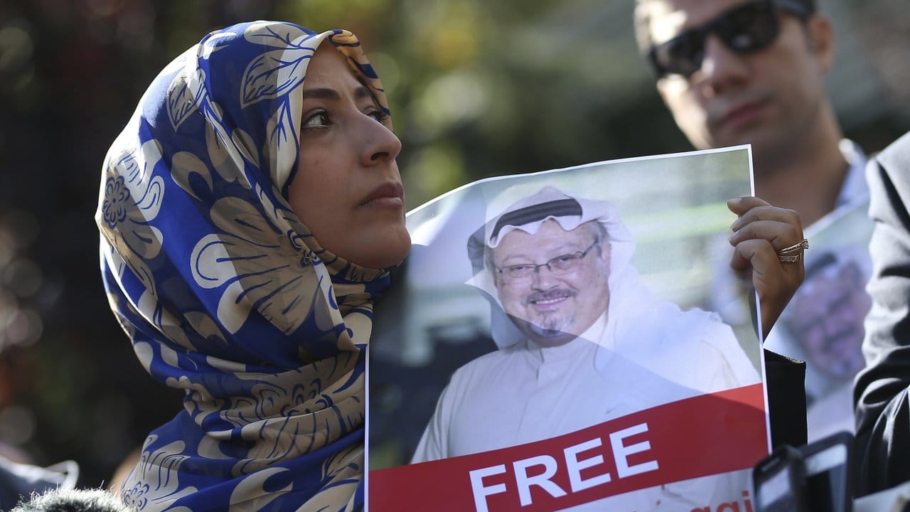 Die jemenitische Friedensnobelpreisträgerin Tawakkul Karman demonstriert in der Nähe des saudi-arabischen Konsulats in Istanbul.