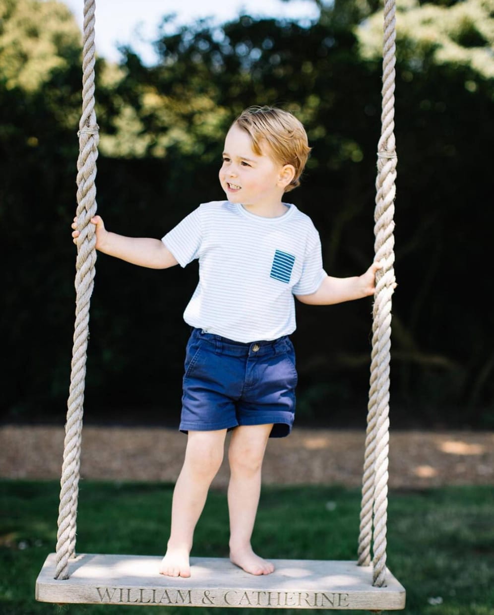 Ein offizielles Foto zum dritten Geburtstag: Prinz George schaukelt im Garten der Cambridges.