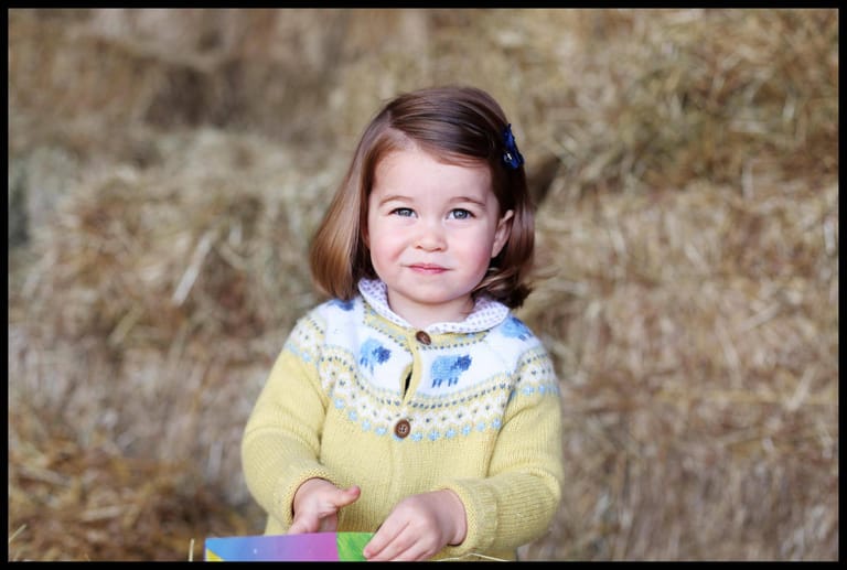 Und hier ein Schnappschuss zu Prinzessin Charlottes zweitem Geburtstag: Die Fotos ihrer Kinder schießt Herzogin Kate immer gerne selber.