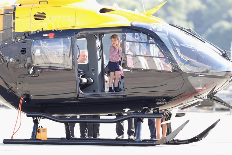 In Hamburg zeigt George dann ein rührendes Lächeln: Mit Helikoptern kann man den kleinen Prinzen begeistern.