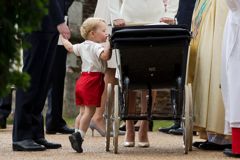 Taufe von Prinzessin Charlotte am 5. Juli 2015: Prinz George guckt in den Kinderwagen seiner kleinen Schwester.