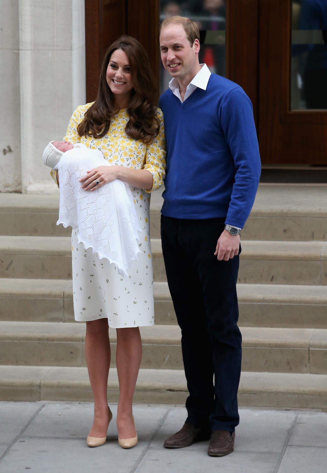 Am Tag der Geburt: Kate und William treten mit Töchterchen Charlotte vor die Fotografen.