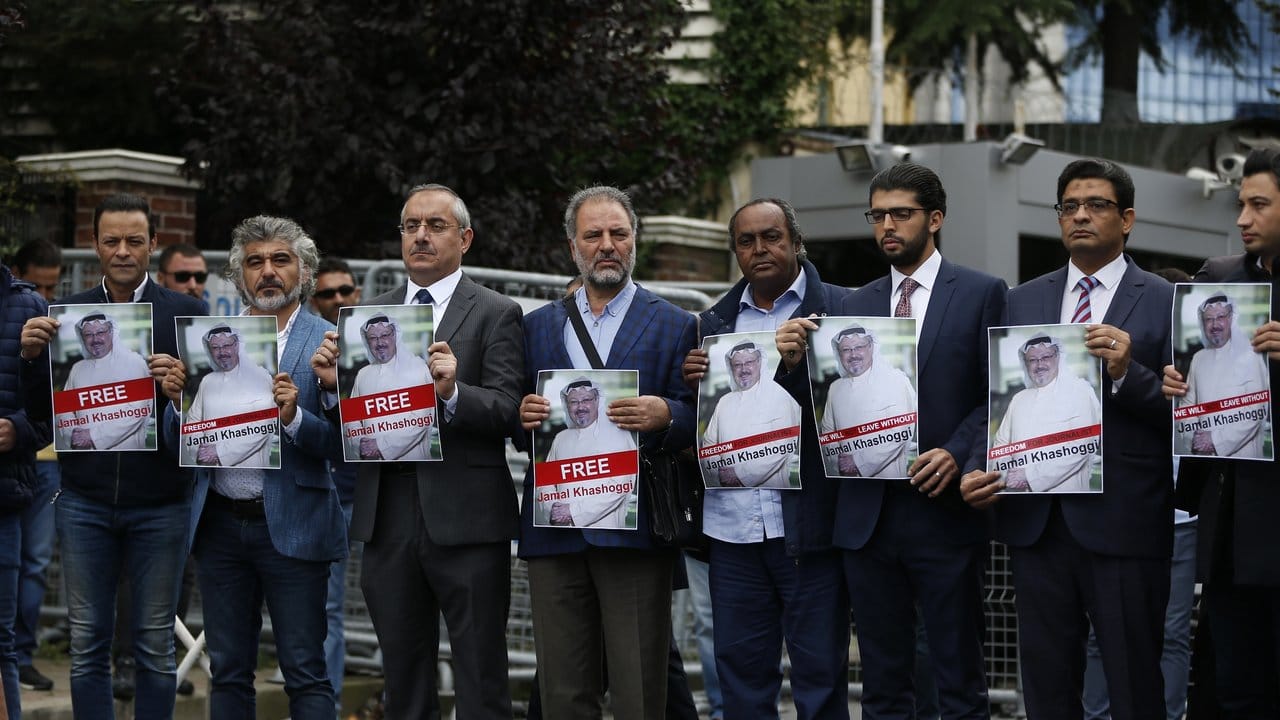 Mitglieder des türkisch-arabischen Journalistenverbandes halten Poster mit Fotos von Dschamal Chaschukdschi in Istanbul.