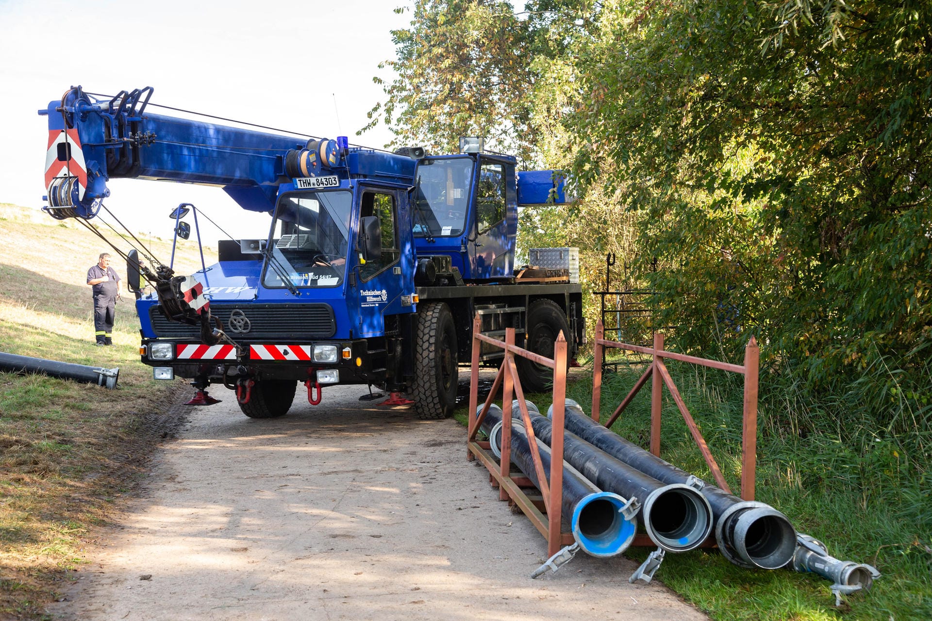 Rohre, Kräne und Pumpen: Ein Einsatzfahrzeug des Technischen Hilfswerks wird an den Tietjensee gefahren. Rohre, Kräne und Pumpen: Ein Einsatzfahrzeug des Technischen Hilfswerks wird an den Tietjensee gefahren.