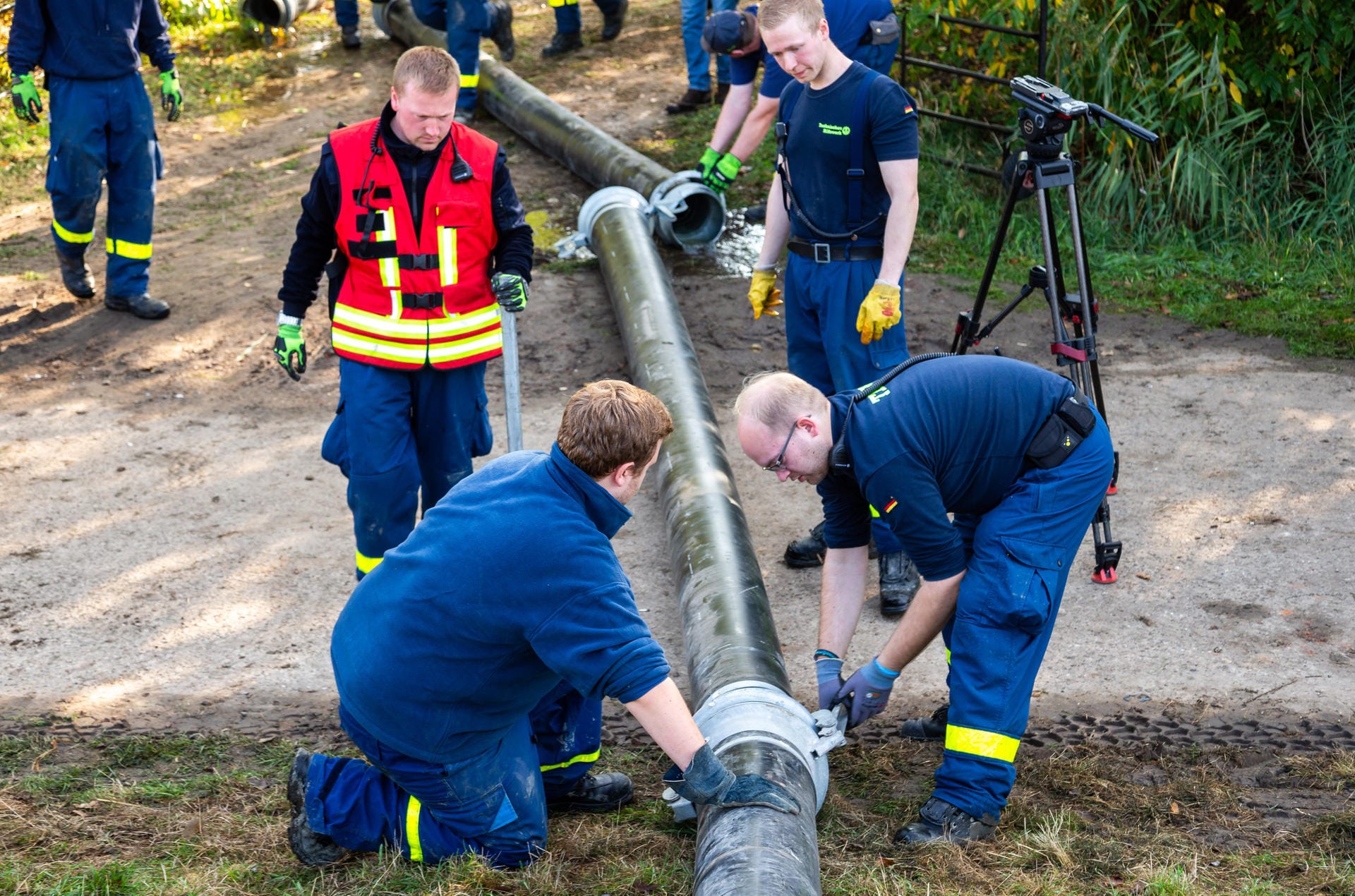 Rohre verlegen: Mitarbeiter des Technischen Hilfswerks haben die Abpumpung des Sees vorbereitet. Rohre verlegen: Mitarbeiter des Technischen Hilfswerks haben die Abpumpung des Sees vorbereitet.