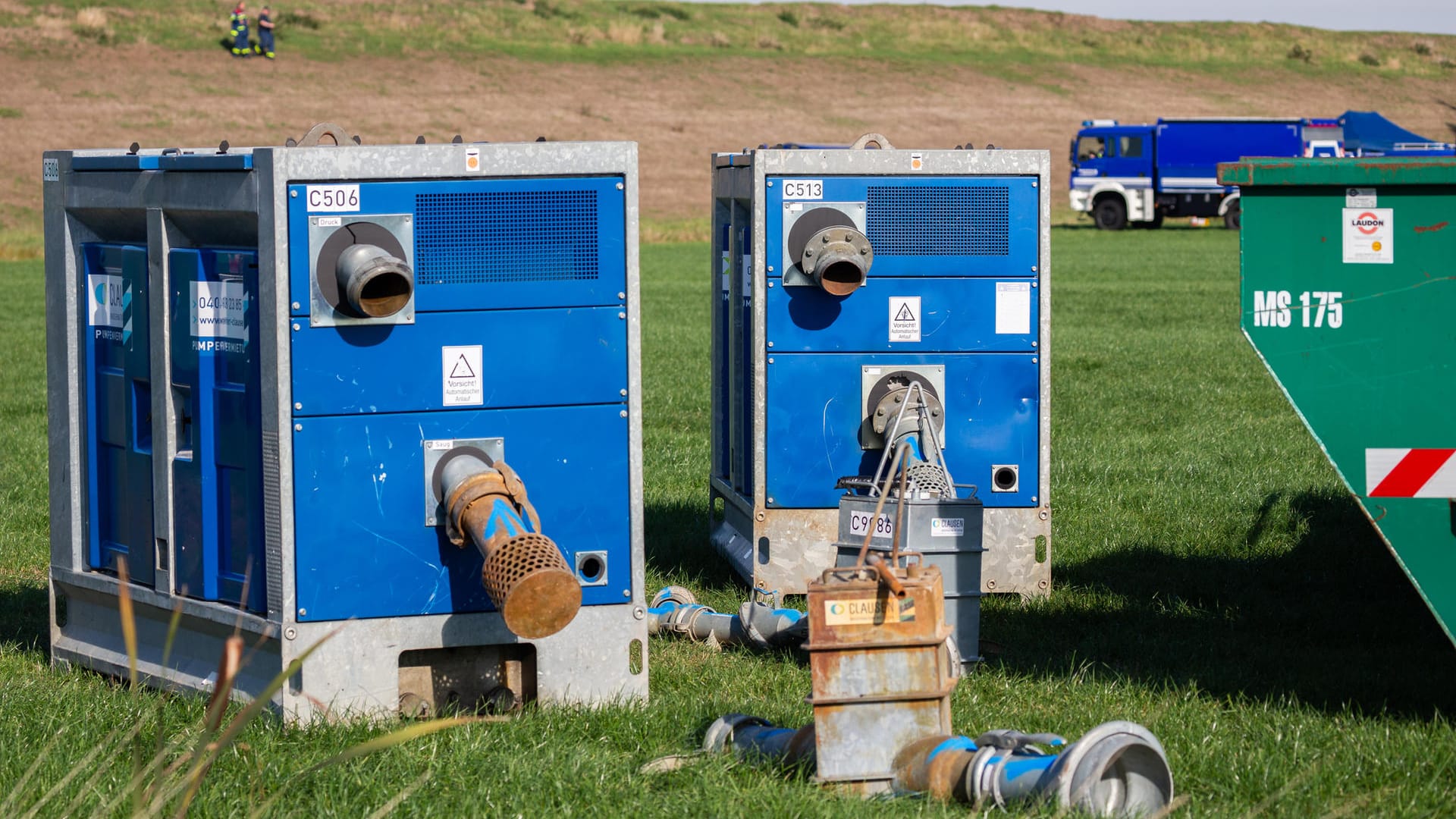 Maschinen zum Abpumpen: Zwei Pumpen stehen auf einer Wiese neben dem Tietjensee bei Schwanewede.