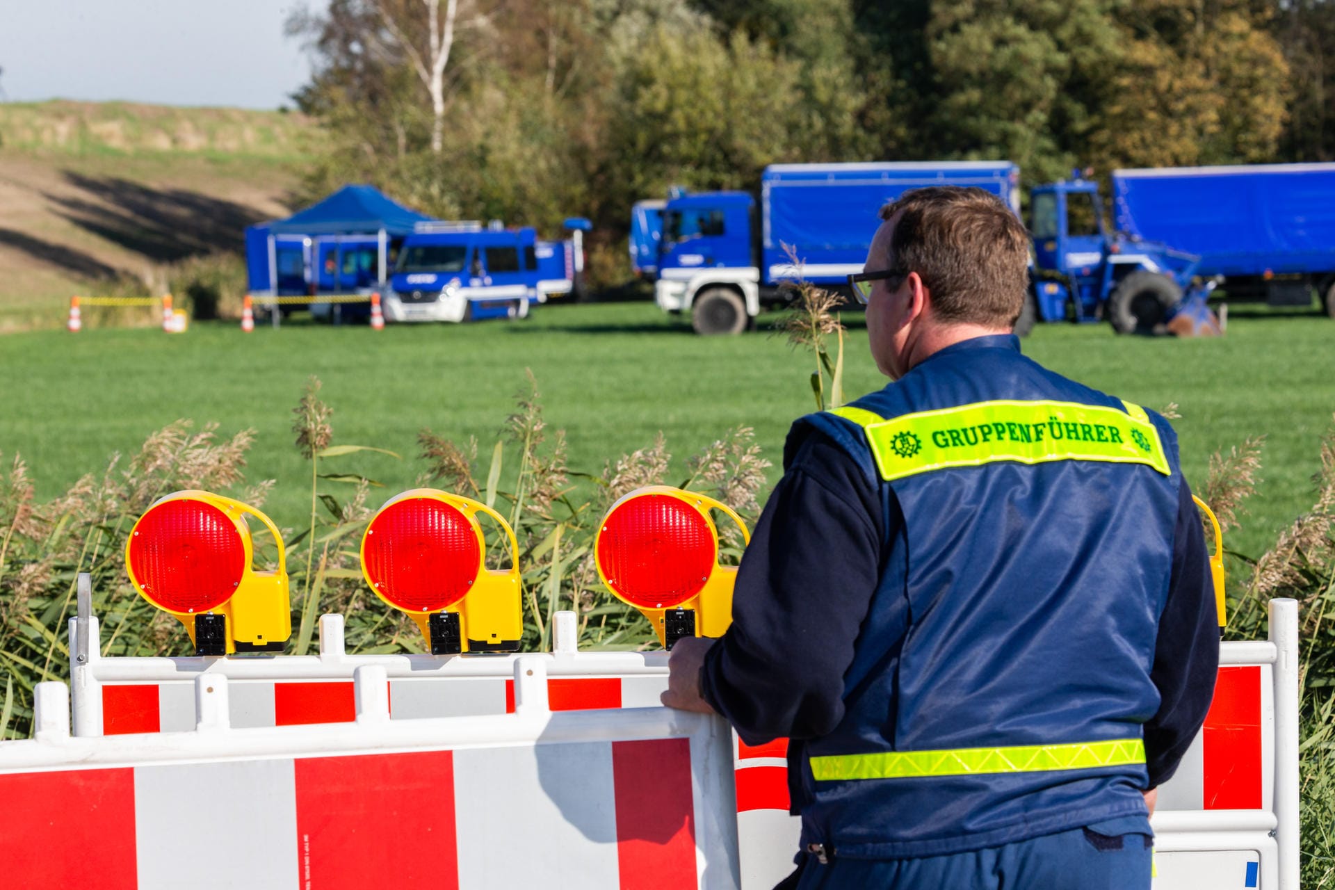 Einsatzkräfte des Technischen Hilfswerks (THW): Experten bringen die nötigen Maschinen zu einer Wiese vor dem Tietjensee. Einsatzkräfte des Technischen Hilfswerks (THW): Experten bringen die nötigen Maschinen zu einer Wiese vor dem Tietjensee.