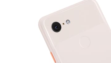Neben Schwarz und Weiß gibt es die Pixel-Smartphones nun auch im hellen, fast hautfarbenen Ton. Google nennt das "Not Pink".
