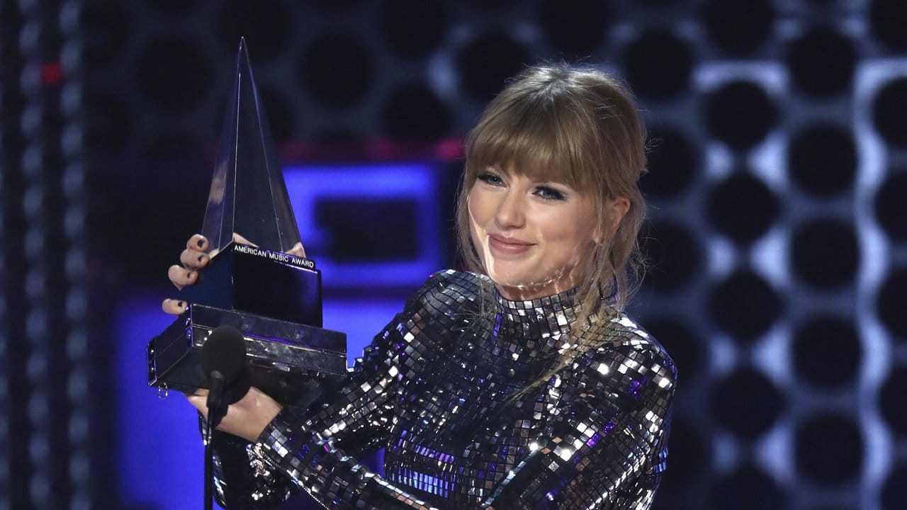Taylor Swift mit ihrem Award als Künstlerin des Jahres. Taylor Swift mit ihrem Award als Künstlerin des Jahres.