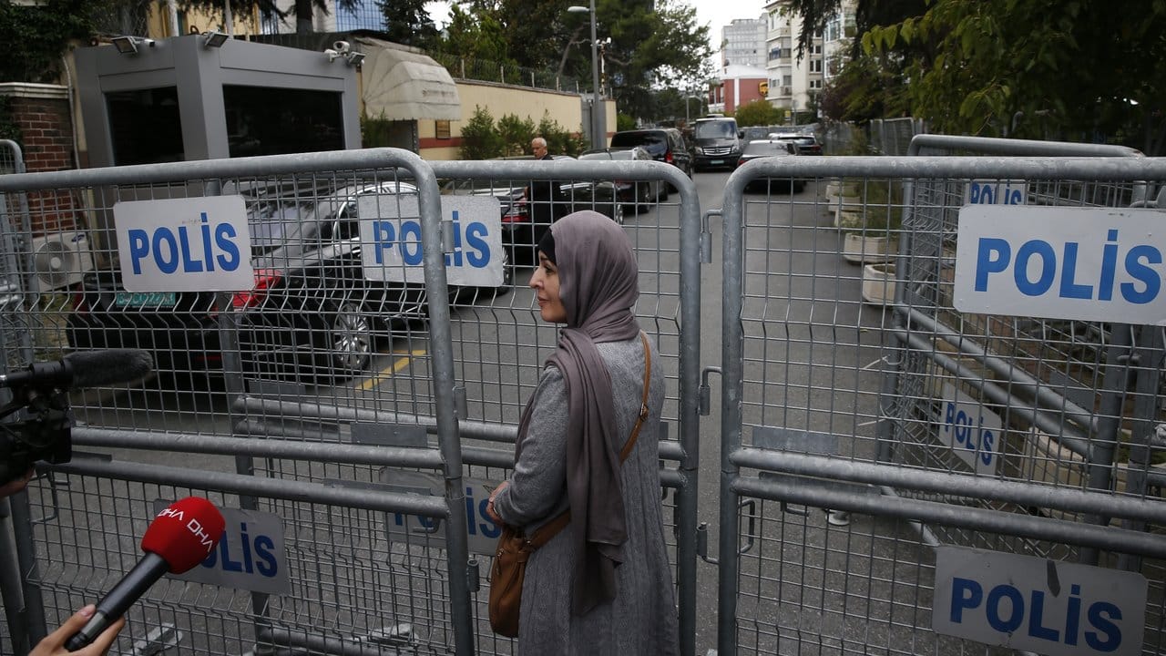 Eine Frau wartet an einer Absperrung am saudi-arabischen Konsulat in Istanbul.