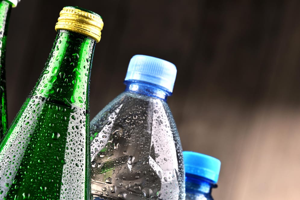 Flaschenarten: Viele Verbraucher fragen sich, ob Glasflaschen oder Plastikflaschen besser sind.