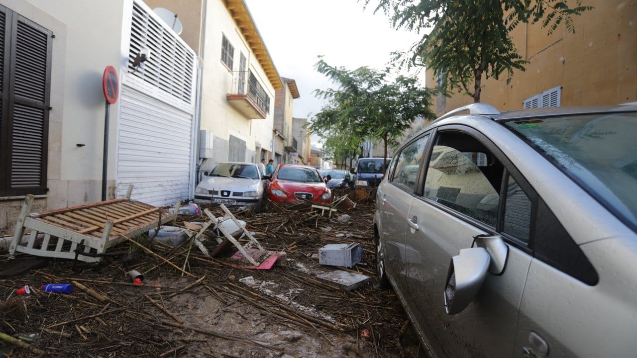 Trümmer und Autos auf einer von Starkregen verwüsteten Straße in Sant Llorenç des Cardassar. Trümmer und Autos auf einer von Starkregen verwüsteten Straße in Sant Llorenç des Cardassar.