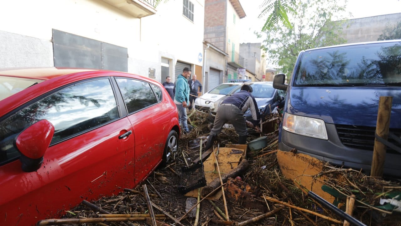 Heftige Unwetter haben auf Mallorca mindestens fünf Menschen getötet und schwere Sachschäden verursacht. Heftige Unwetter haben auf Mallorca mindestens fünf Menschen getötet und schwere Sachschäden verursacht.