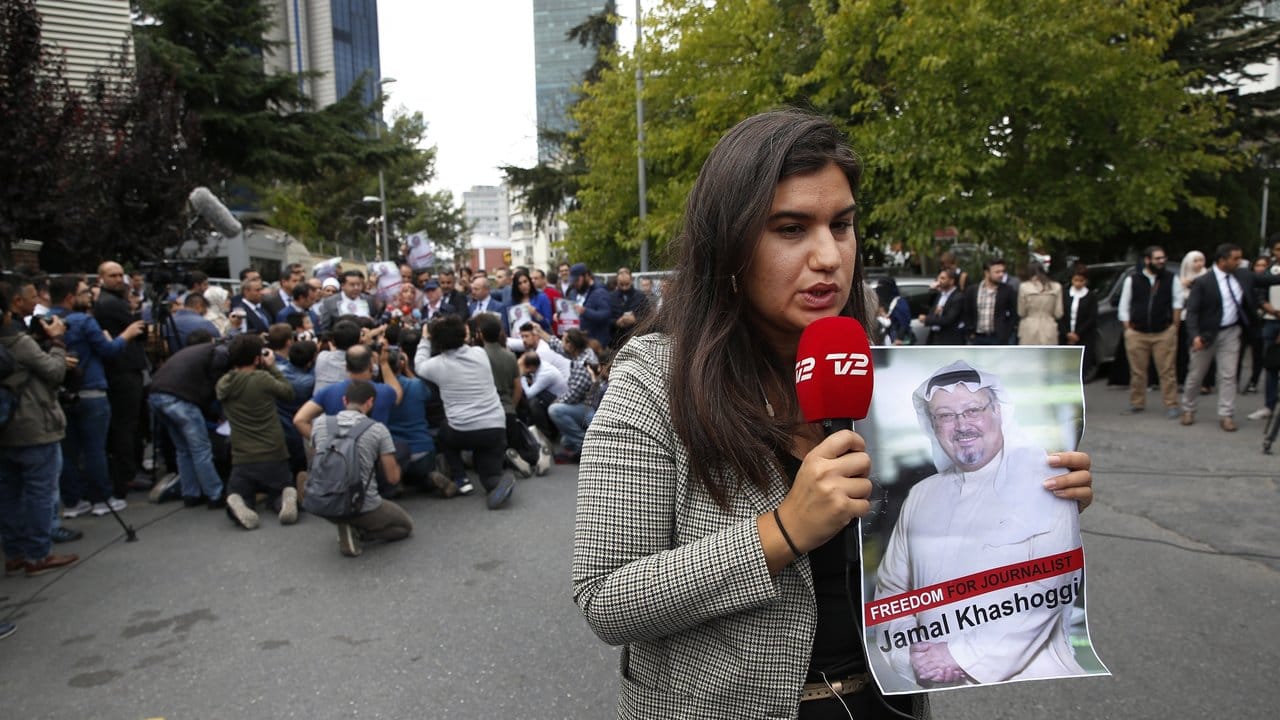 Eine Journalistin hält ein Bild des vermissten saudischen Schriftstellers Dschamal Chaschukdschi.