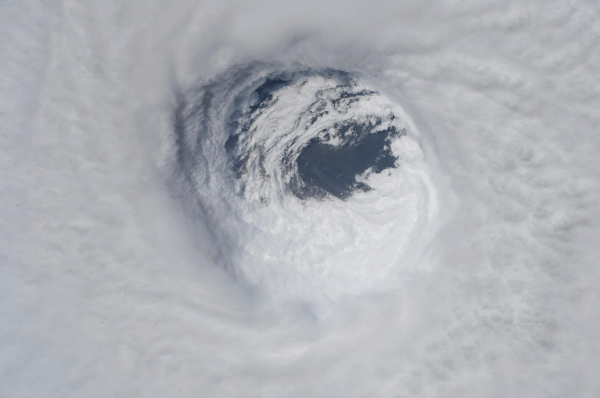Hurrikan "Michael", wie ihn Astronaut Alexander Gerst gesehen hat: Dieses von der Internationalen Raumstation ISS aufgenommene Foto zeigt das Auge des Sturms im Golf von Mexiko.