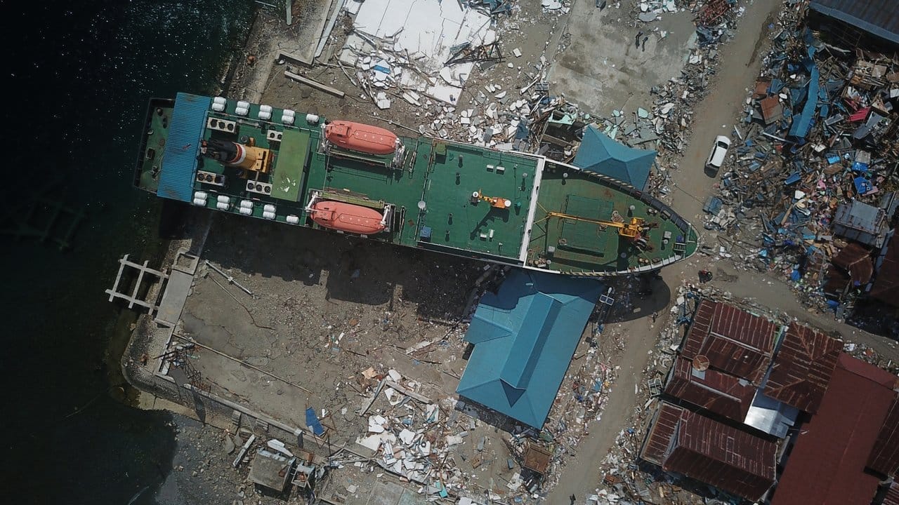 Die Luftaufnahme zeigt ein Schiff, das nach dem Erdbeben an Land gestrandet ist.