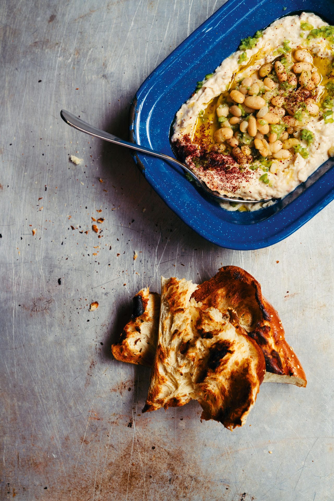 Perfekt als Vorspeise: Hummus ist eine Paste aus weißen Bohnen, die man als Dip für Brot verwenden kann.